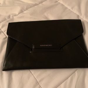 Givency-Antigona Textured Leather Clutch Bag